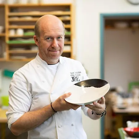 Hisa Linhart, & Restaurant