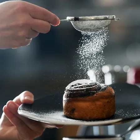 Hisa Linhart, & Restaurant 2*