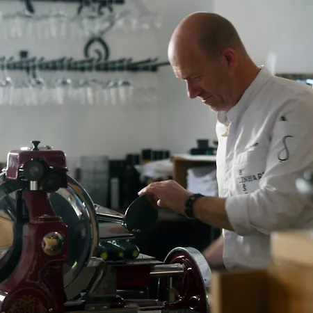 Hisa Linhart, & Restaurant 2*