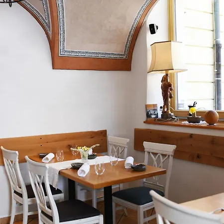 Hisa Linhart, & Restaurant Hotel 2*