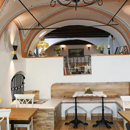 Hisa Linhart, & Restaurant ホテル 2*