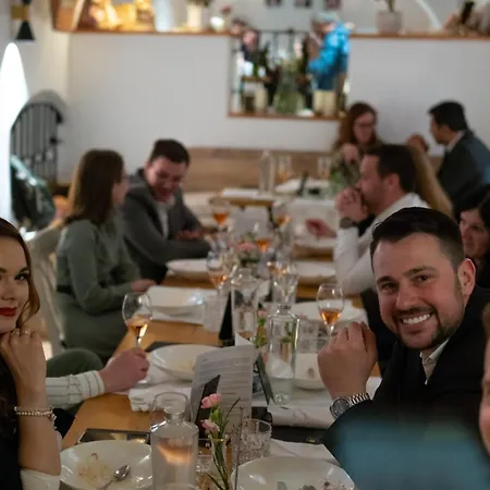 Hisa Linhart, & Restaurant