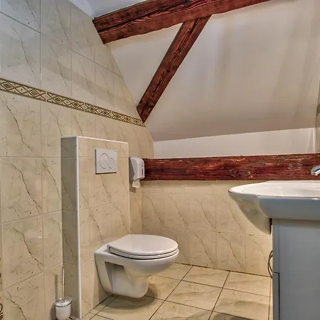 Hisa Linhart, & Restaurant 2*