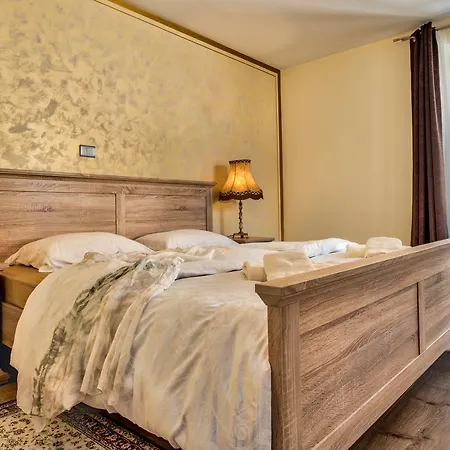 Hisa Linhart, & Restaurant Hotel Radovljica