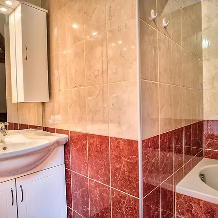 Hisa Linhart, & Restaurant 2*