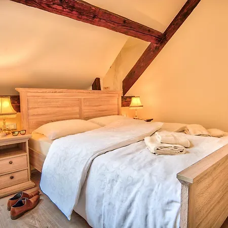 Hisa Linhart, & Restaurant