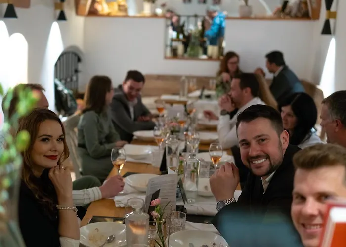 Hisa Linhart, & Restaurant