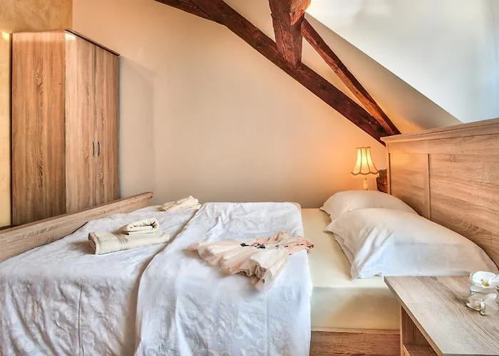 Hisa Linhart, & Restaurant Hotel Radovljica