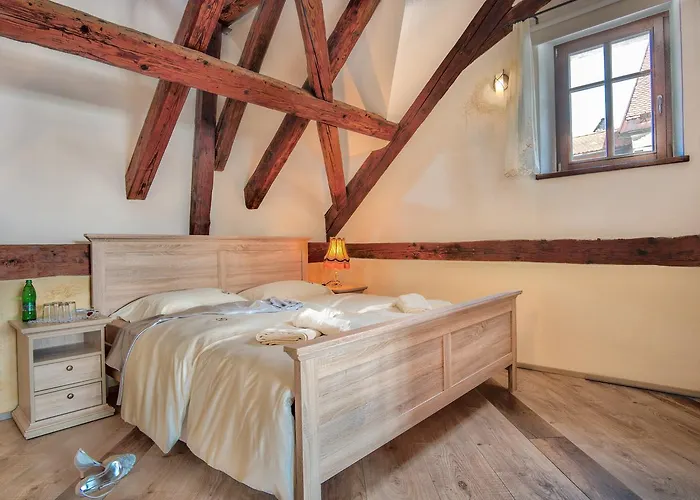 Hisa Linhart, & Restaurant 2*