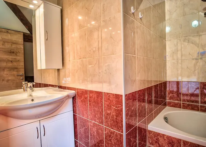 Hisa Linhart, & Restaurant 2*