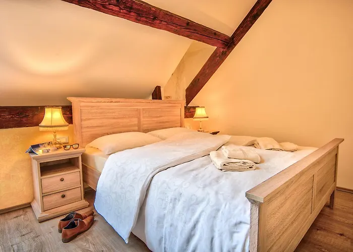 Hisa Linhart, & Restaurant